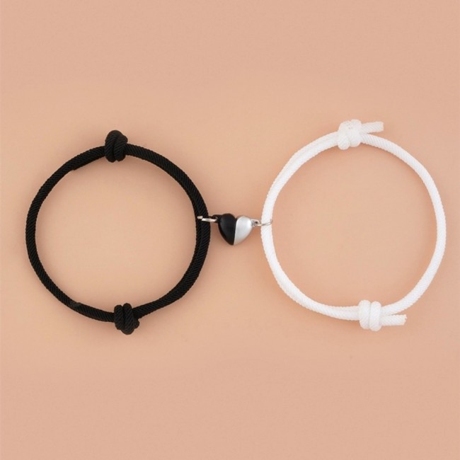 Set de Pulseras con Pendiente Corazon Magnetico Blanco y Negro